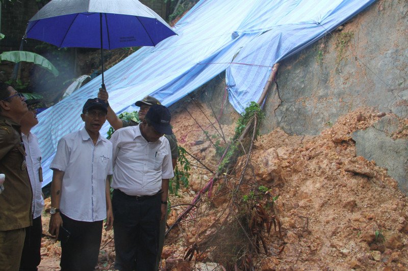 10 rumah di Batam diterjang longsor