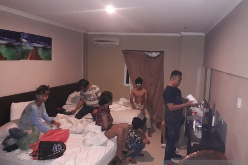 Mengejutkan, 12 ABG ditangkap saat pesta sabu di kamar hotel
