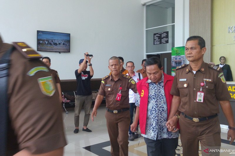 Jaksa Tahan Mantan Kepala DPPKA Solok Terkait Korupsi Bansos