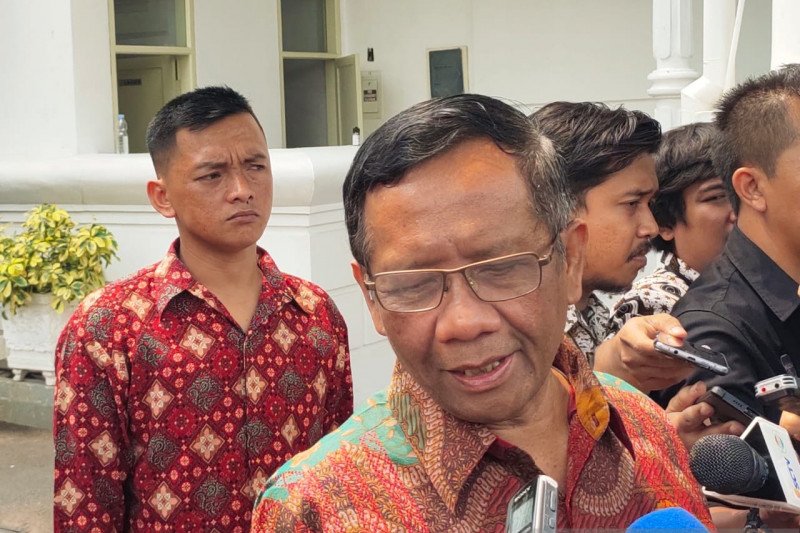 Jokowi minta Menko Polhukam Mahfud MD kawal penyelesaian kasus pelanggaran HAM