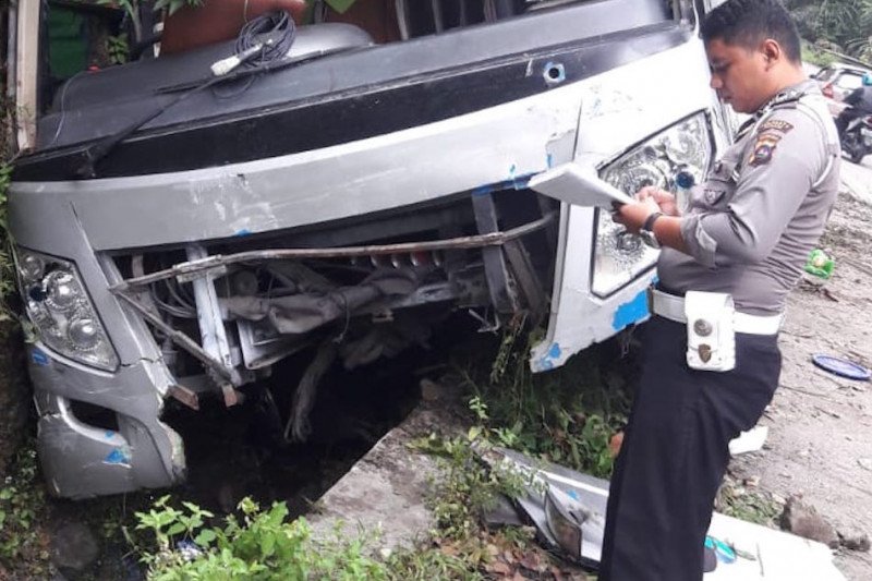 Akibat rem blong bus tabrak dua mobil dan hantam tebing di Sitinjau Lauik