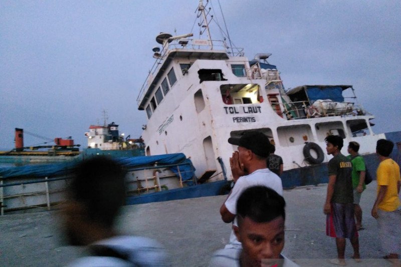 1.000-an ton semen tenggelam bersama kapal tol laut