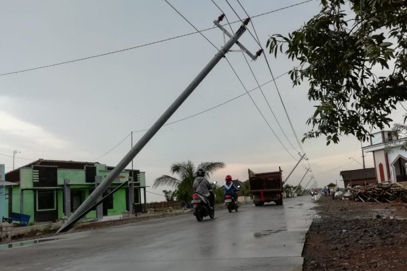 Sembilan tiang listrik di Pati nyaris rebah diterjang puting beliung