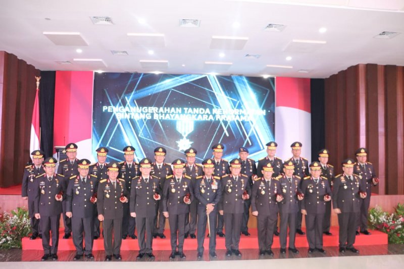 Kapolda Kepri terima tanda kehormatan Bintang Bhayangkara Pratama