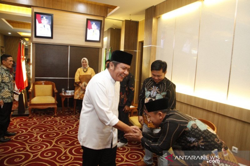 Gubernur minta bupati perhatikan kesejahteraan para guru