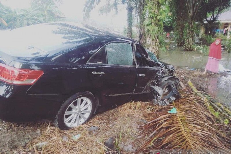 Mobil yang ditumpangi ibu Bupati Dharmasraya ringsek usai bersenggolan dengan truk