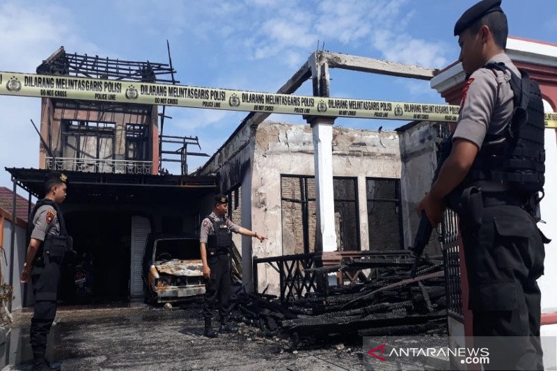 Lampu hias picu kebakaran menghanguskan sebuah rumah