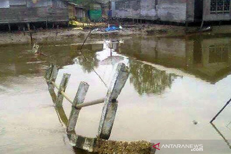 Jembatan penghubung Desa Tanjung Lajau Ambruk, masyarakat gunakan sampan untuk nyebrang