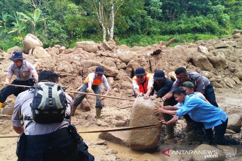 Kulawi Sigi diterjang banjir lumpur, dua tewas