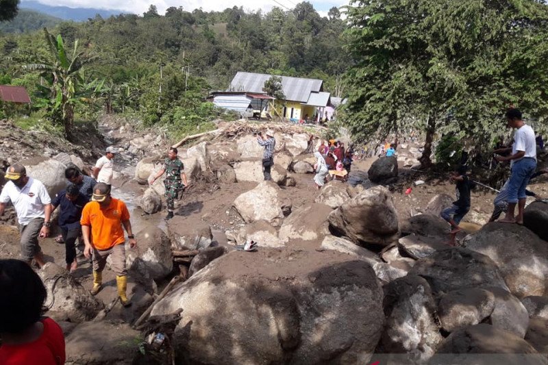 Aparat TNI/Polri bantu Pemkab Sigi bersihkan lumpur di lokasi banjir Kulawi