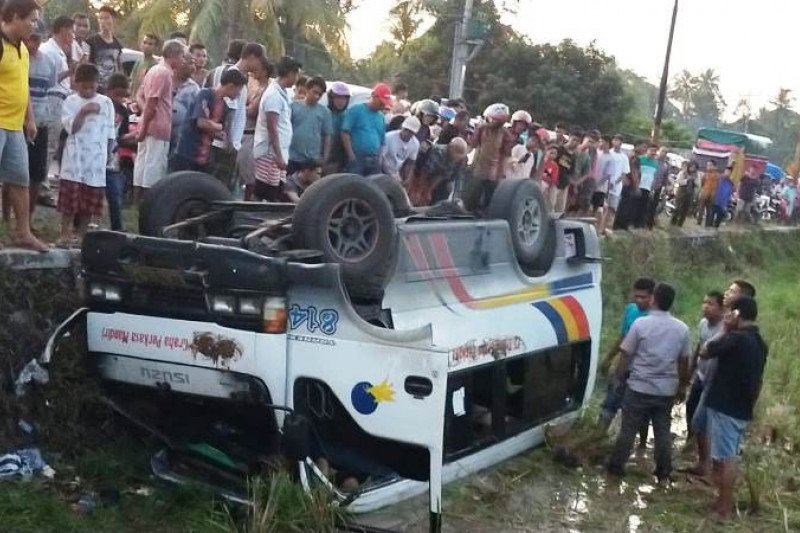 Bus Tranex masuk sawah dan terbalik, satu penumpang dibawa ke Puskesmas
