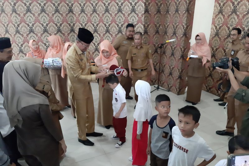 6.682 siswa SD dan SMP di Tanjungpinang dapat seragam gratis