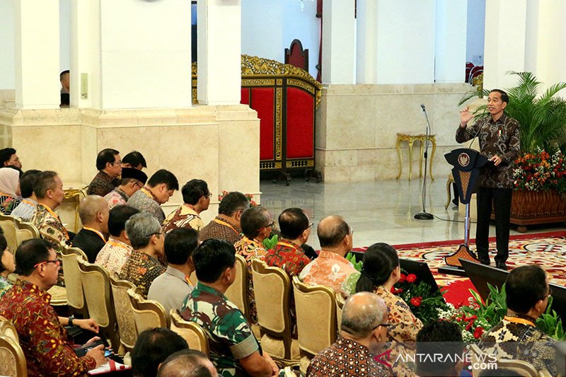 Presiden Jokowi minta kepala daerah permudah izin investasi