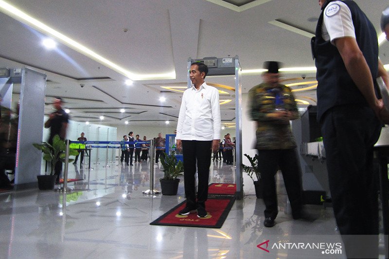 Presiden Jokowi resmikan terminal baru Bandara Syamsudin Noor