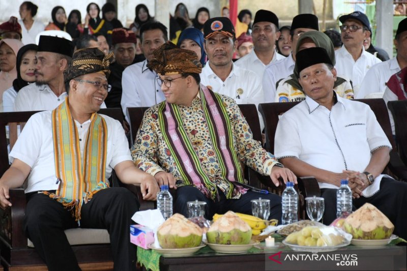 Gubernur Anies Baswedan menyerahkan bantuan warga Jakarta kepada NTB