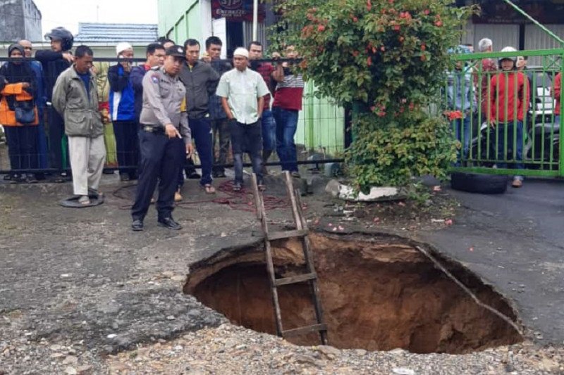Seorang warga Bukittinggi hilang diduga terperosok ke lubang jalan yang amblas