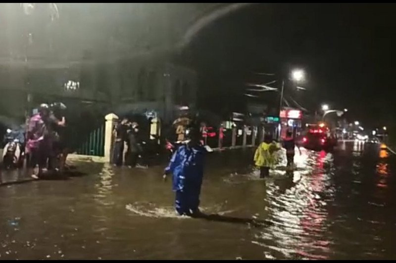 Arus Lalu Lintas Medan-Padang lumpuh karena banjir