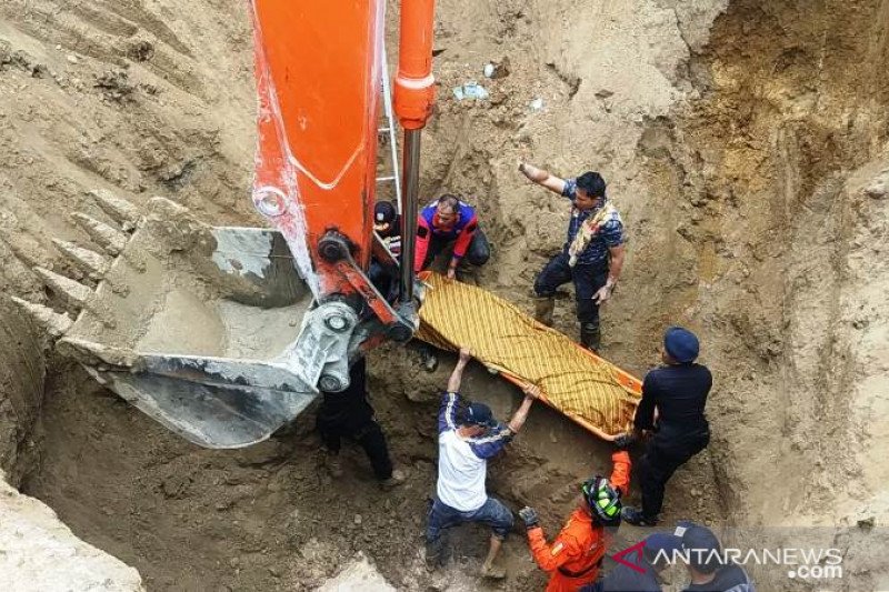 Warga yang terperosok di Bukittinggi ditemukan meninggal di kedalaman tujuh meter