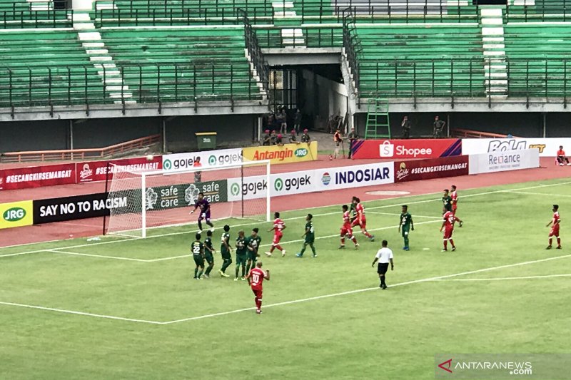 Persebaya vs Perseru Badak Lampung tanpa gol di babak pertama