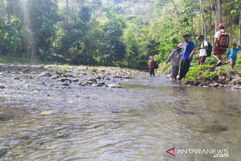 Warga desak pemerintah segera bangun jembatan permanen