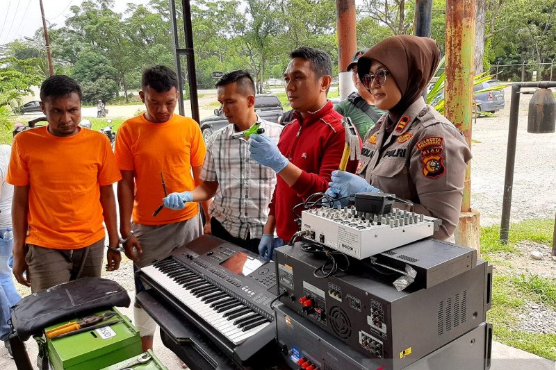 Bobol masjid dan gereja, polisi hadiahi timah panas dua pemuda