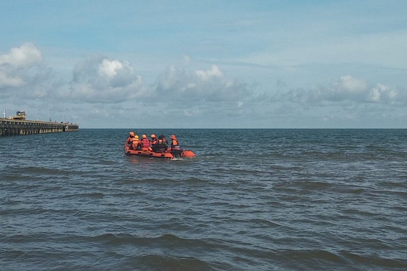 Pelni-Basarnas cari penumpang loncat dari KM Tidar