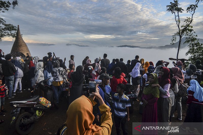 Wisata Puncak Bangku Negeri Diatas Awan Antara News Jawa Barat