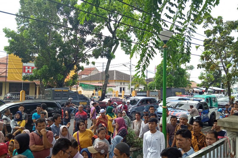 Puluhan PKL demo ke DPRD, tolak penggusuran tempat berdagang di Pasar Raya Padang
