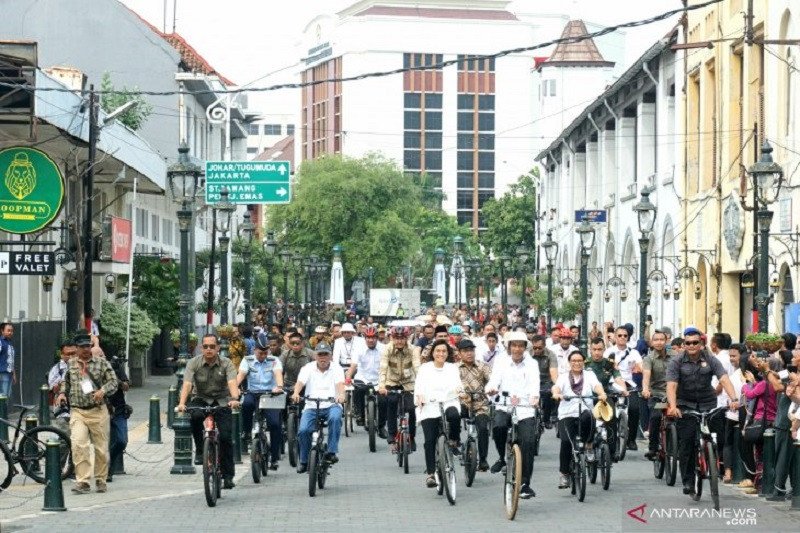 Presiden Joko Widodo bersepeda sambangi Kota Lama Semarang