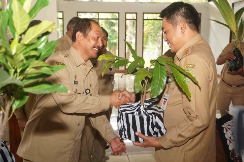 PNS pensiun Pemkab Magelang wajib sedekah tanaman atau buku