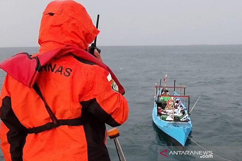 Mesin kapal mati, Basarnas evakuasi lima nelayan