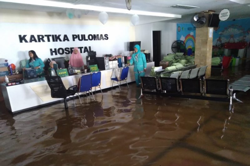 RS Kartika Pulomas Jakarta Timur masih tergenang banjir