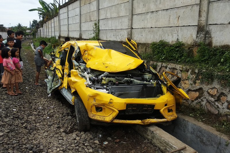 Kereta api tabrak mobil Honda Brio