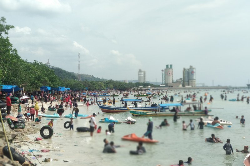 Pantai Pasir Putih Lampung ramai wisatawan