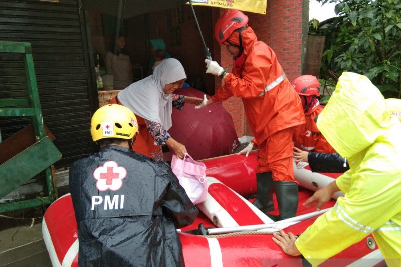 Relawan PMI Kota Tangerang evakuasi korban banjir