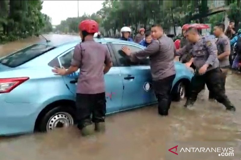 Jalan DI Panjaitan Jaktim disodet untuk tanggulangi genangan