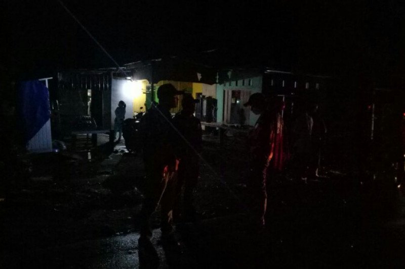 Sekolah dan rumah rusak berat akibat puting beliung di Mamuju