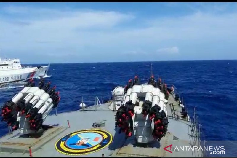 KRI Tjiptadi-381 usir kapal Coast Guard China di Natuna