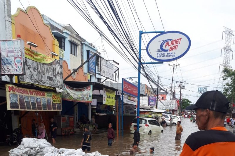 Tanggul darurat karung di Ciledug kurangi derasnya arus