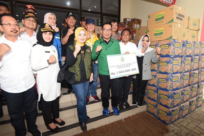 Ridwan Kamil salurkan bantuan Rp1 miliar untuk Bekasi dan Karawang
