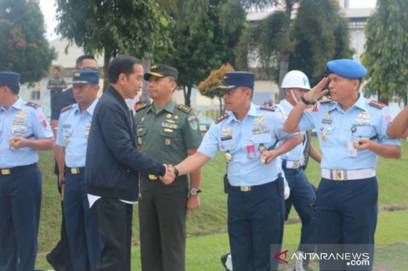 Helikopter Jokowi balik kanan karena cuaca buruk di Sukajaya Bogor