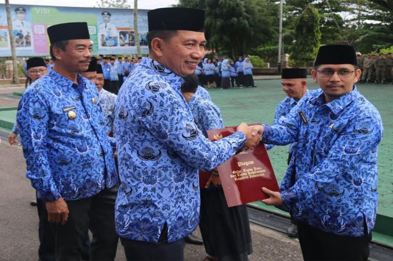 Ratusan PNS di Barito Utara menerima penghargaan Satyalencana