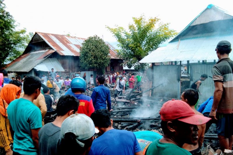 Enam rumah panggung milik warga di Bima dilalap si jago merah