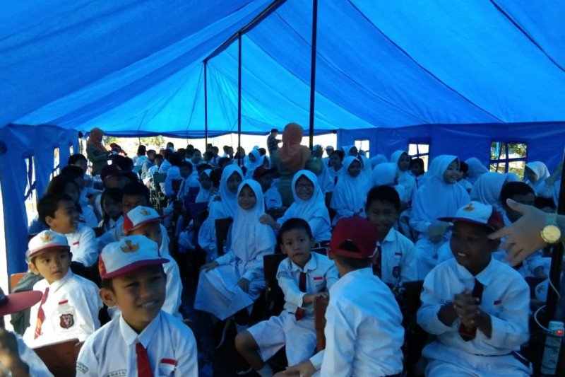 Nadiem Makarim tinjau sekolah ambruk di Cibinong