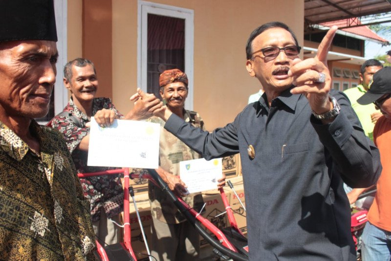 Sepanjang 2019, Pesisir Selatan telah serahkan 259 alsintan kepada petani