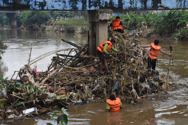 Pembersihan sampah di aliran kanal banjir barat
