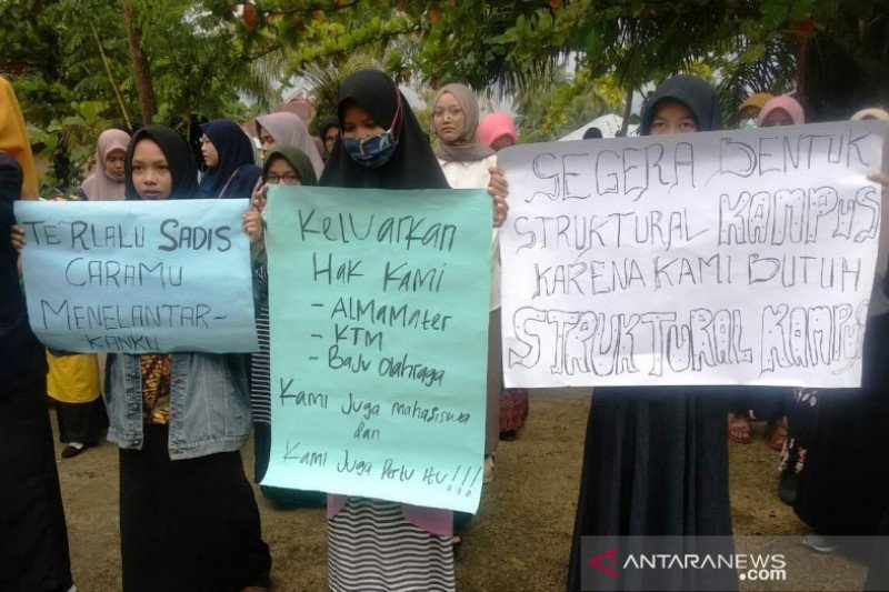 Mahasiswa STKIP Yayasan Dharma Bakti demo tuntutan yayasan
