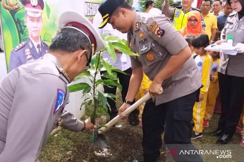 Polres Solok Kota dan Arosuka tanam pohon upaya peduli penghijauan