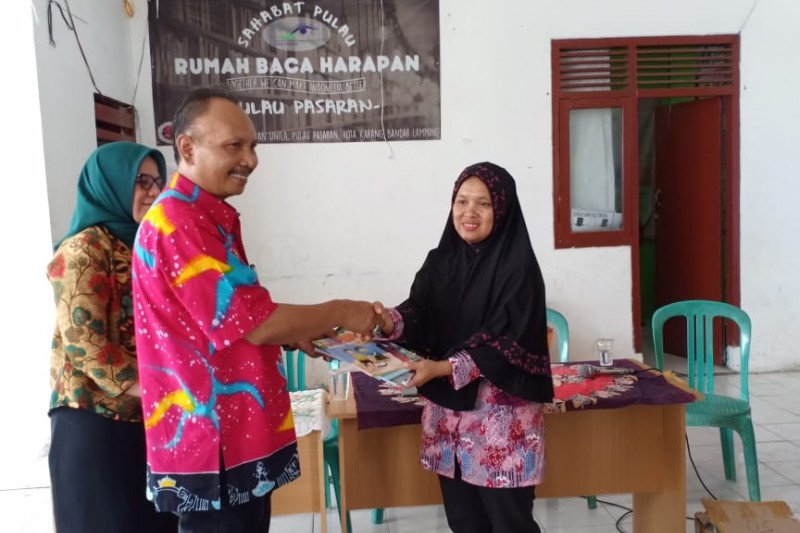 Tingkatkan minat baca, Pemprov Lampung serahkan buku ke pulau pasaran
