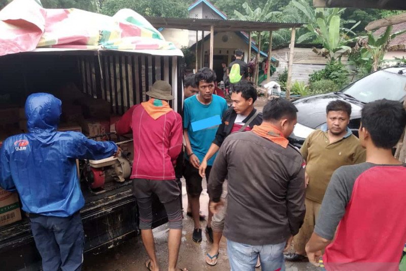 Himpunan pencinta alam berikan sembako kepada korban banjir Lahat